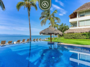 Beachfront 4 BR Condo with Pool Next to the Beach